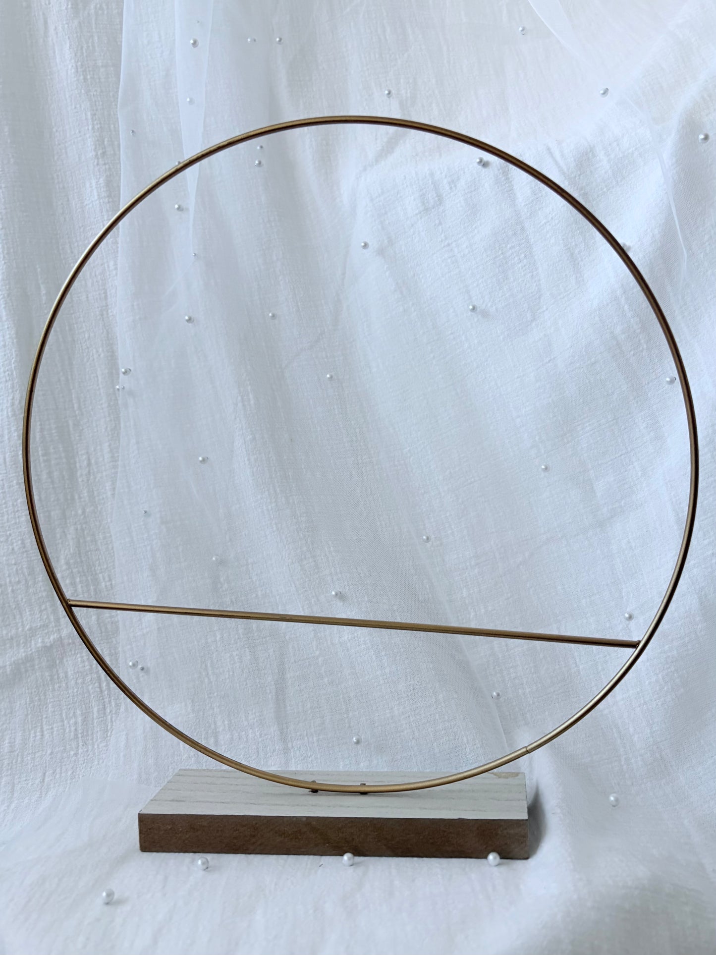 Metallring auf Holzständer