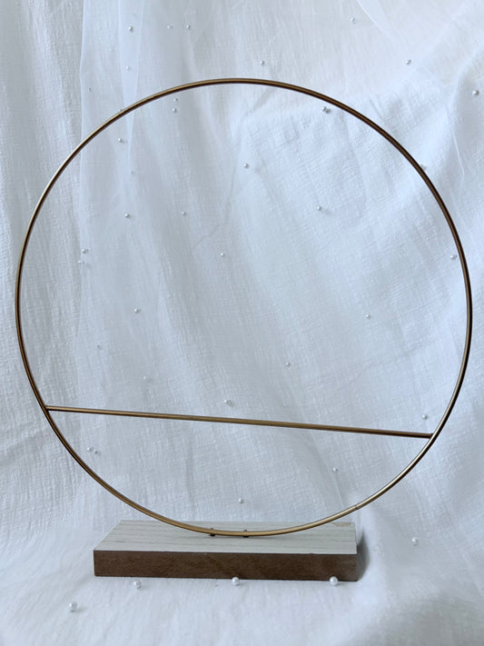 Metallring auf Holzständer