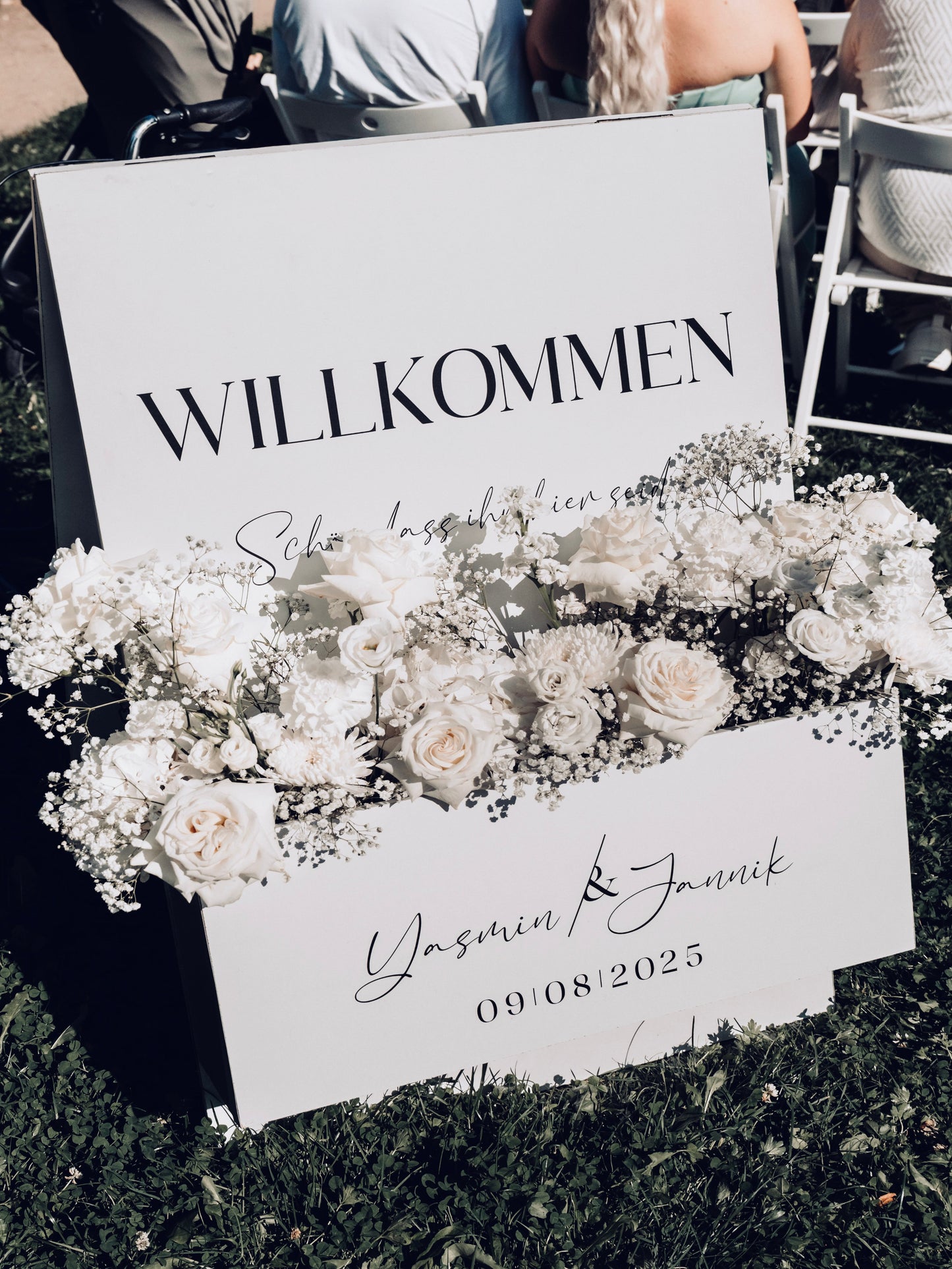 Willkommensschild mit Blumenkasten
