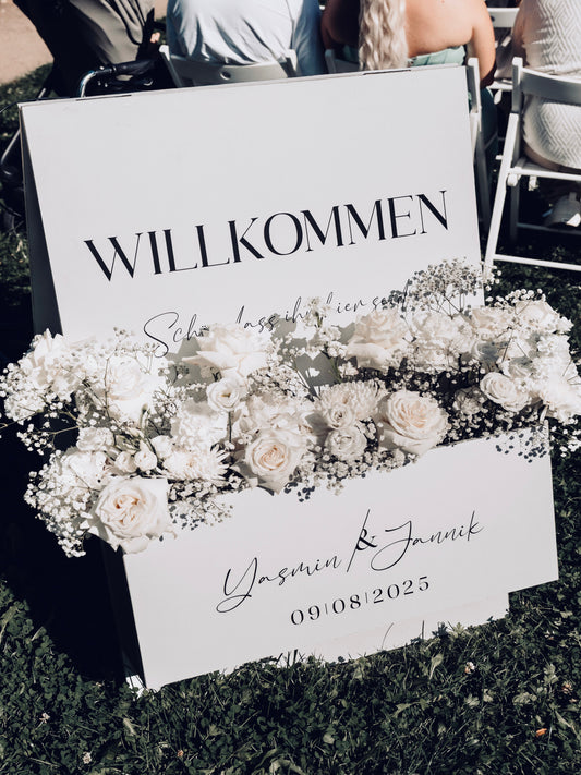 Willkommensschild mit Blumenkasten