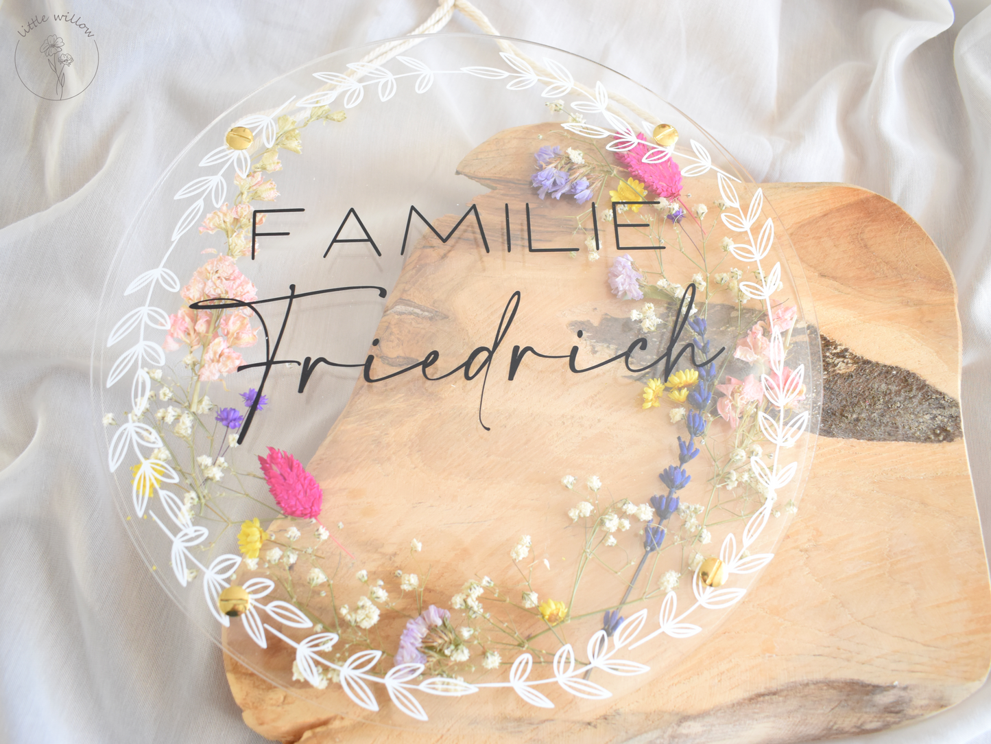 Personalisiertes Acrylschild mit gepressten Trockenblumen | Blumenkranz | Geschenk | Hochzeit | Türkranz | Aufhänger | Wanddeko | Familie | 50cm