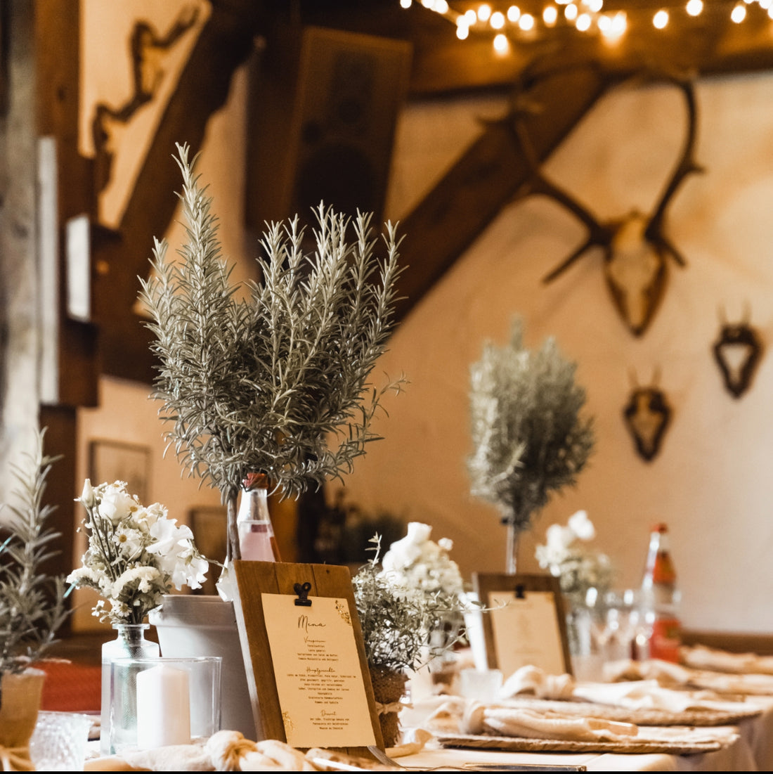 Im Lieblingsrestaurant um die Ecke feiern? 💫 Wir erstellen euch ein passendes Dekokonzept ganz nach euren Vorstellungen. 🤍