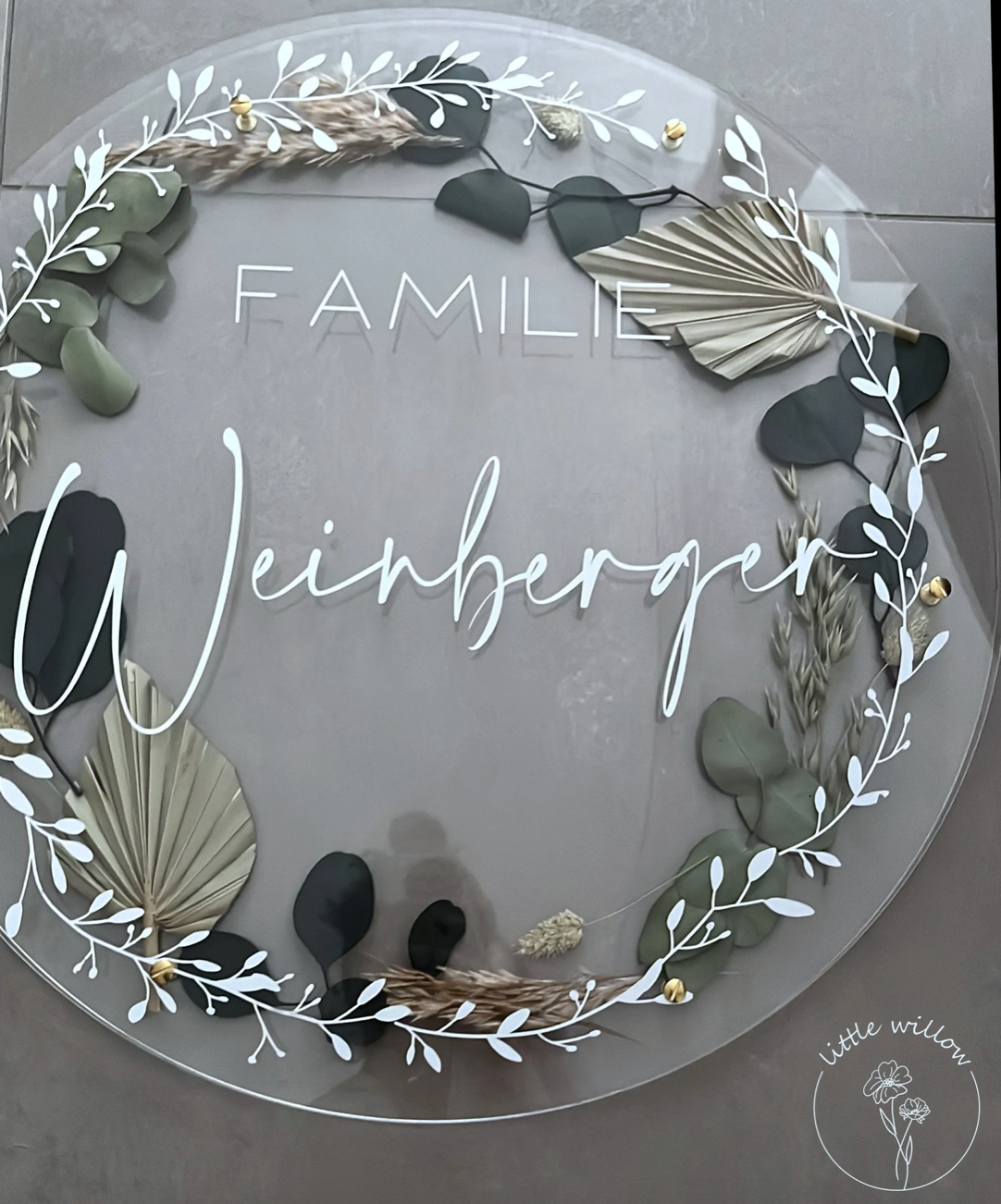 Personalisiertes Acrylschild mit gepressten Trockenblumen | Blumenkranz | Geschenk | Hochzeit | Türkranz | Aufhänger | Wanddeko | Familie | 50cm