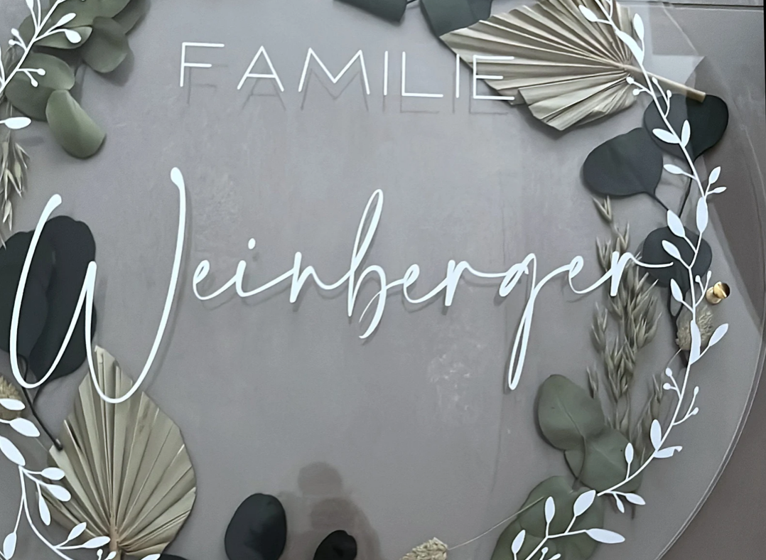 Personalisiertes Acrylschild mit gepressten Trockenblumen | Blumenkranz | Geschenk | Hochzeit | Türkranz | Aufhänger | Wanddeko | Familie | 50cm